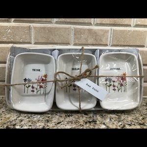Rae Dunn bloom plate with 3 trays